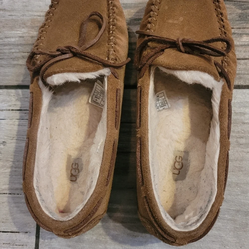 UGG Dakota slippers Girls size 4 chestnut brown water resistant suede comfy cozy